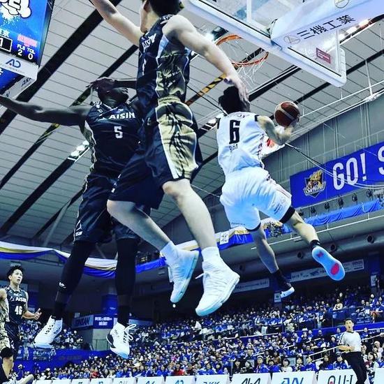  詹姆斯在日本队比赛中败北,连败引发热议的是谁 