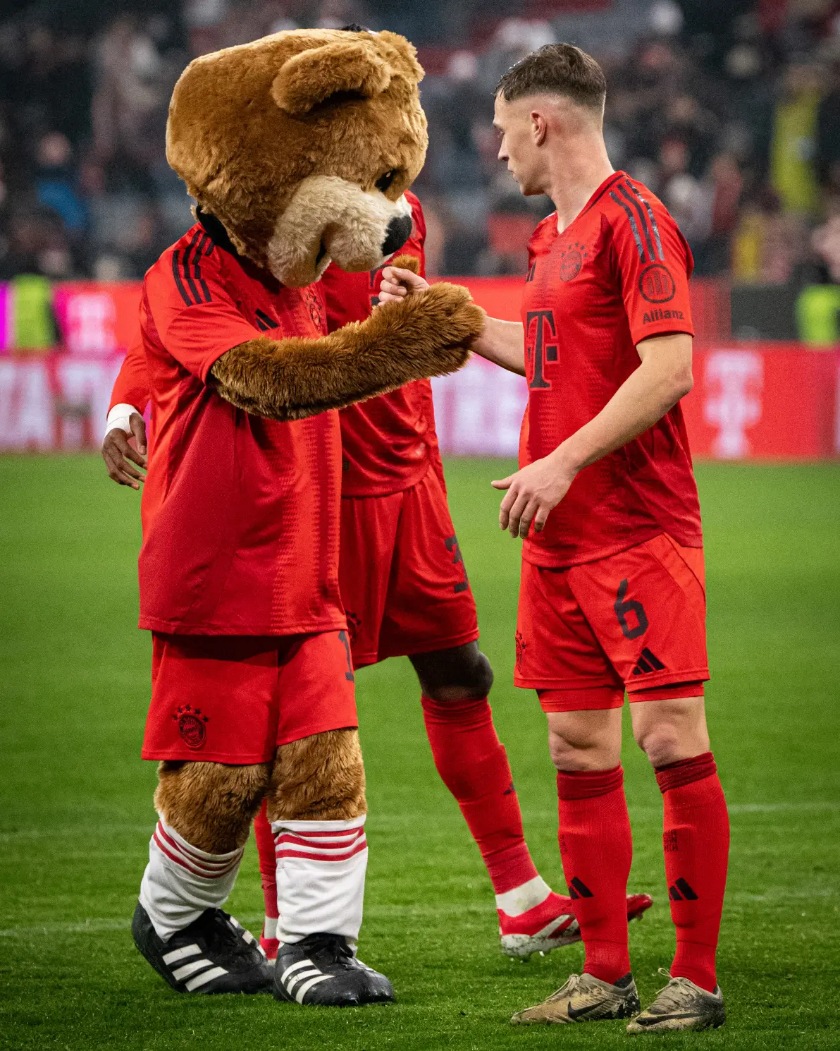 西亚卡姆迎来十五赛季高光表现，拜仁球迷沸腾！的简单介绍