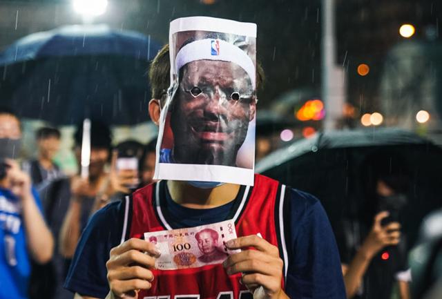  詹姆斯在日本队比赛中败北,连败引发热议的是谁 